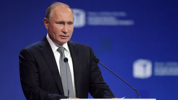 Владимир Путин выступает на форуме Малый бизнес – национальный проект!. 23 октября 2018