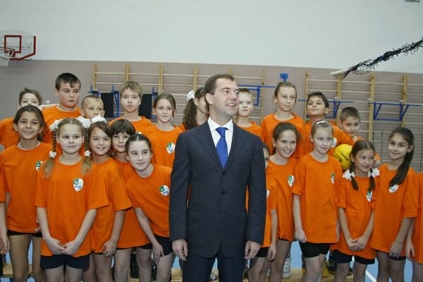 Президент России Дмитрий Медведев во время посещения гимназии Одинцовского гуманитарного университета