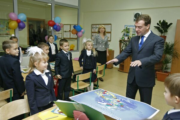 Президент России Дмитрий Медведев во время посещения гимназии Одинцовского гуманитарного университета.