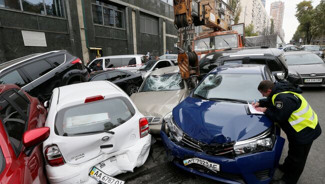 Место ДТП с участием автокрана и легковых автомобилей в Киеве. 23 октября 2018