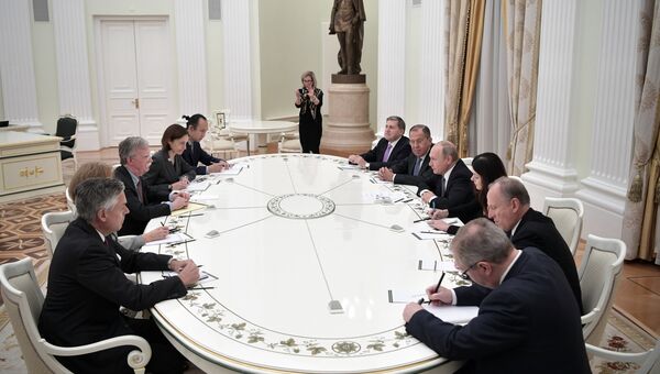 Президент России Владимир Путин и советник президента США по вопросам национальной безопасности Джон Болтон во время встречи. 23 октября 2018