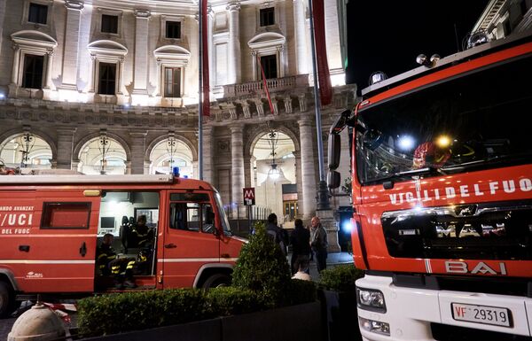 Автомобили Службы гражданской защиты Италии у входа на станцию метро Repubblica в Риме