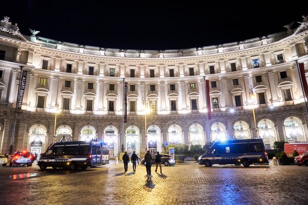 Автомобили полиции и Службы гражданской защиты Италии у входа на станцию метро Repubblica в Риме, на которой произошло обрушение эскалатора