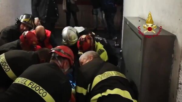 Медики оказывают помощь пострадавшему при обрушении эскалатора на станции метро Repubblica в центре Рима