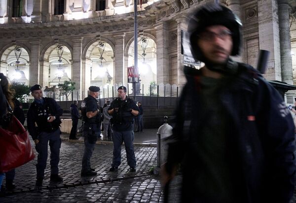 Сотрудники полиции дежурят у входа на станцию метро Repubblica в Риме, на которой произошло обрушение эскалатора
