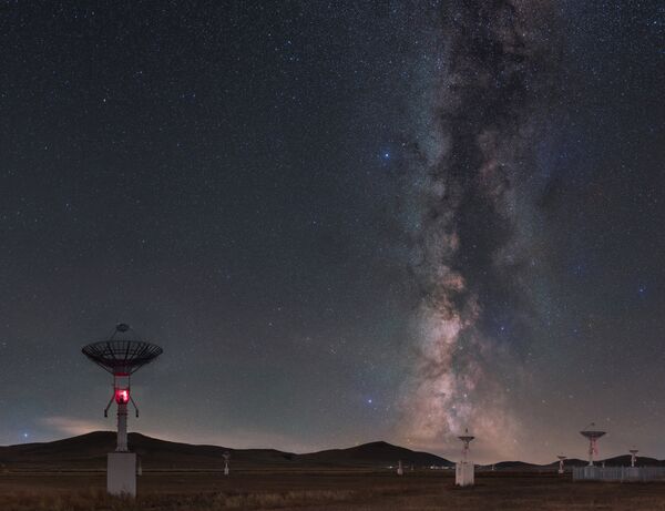 Работа фотографа Tianhong Li Galaxy curtain call performance. Конкурс Insight Astronomy Photographer of the year 2018