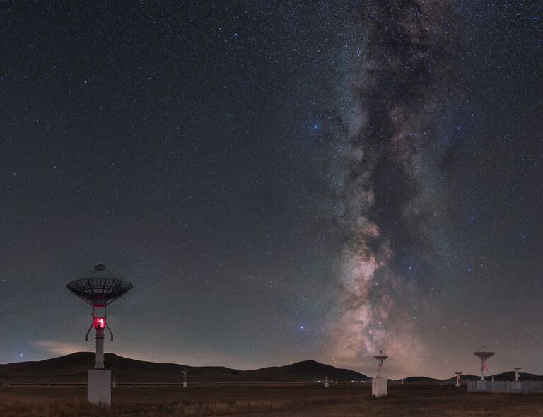 Работа фотографа Tianhong Li Galaxy curtain call performance. Конкурс Insight Astronomy Photographer of the year 2018