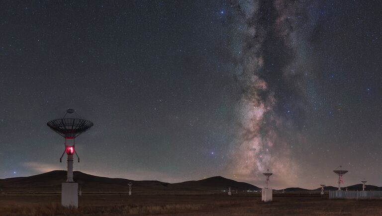 Работа фотографа Tianhong Li Galaxy curtain call performance. Конкурс Insight Astronomy Photographer of the year 2018