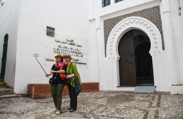 Туристы фотографируются у входа в Музей средиземноморской культуры в Танжере
