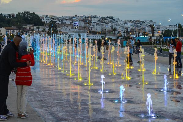 Поющие фонтаны на набережной в городе Танжер