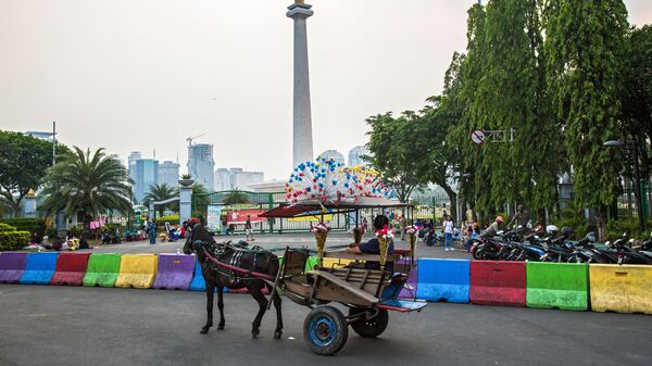 Национальный памятник Монас на площади Мердека в Джакарте
