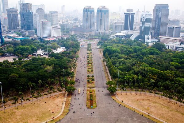 Вид на город Джакарт с самой высокой точки национального памятника Монас на площади Мердека