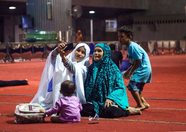 Женщины в мечети Истикляль в Джакарте
