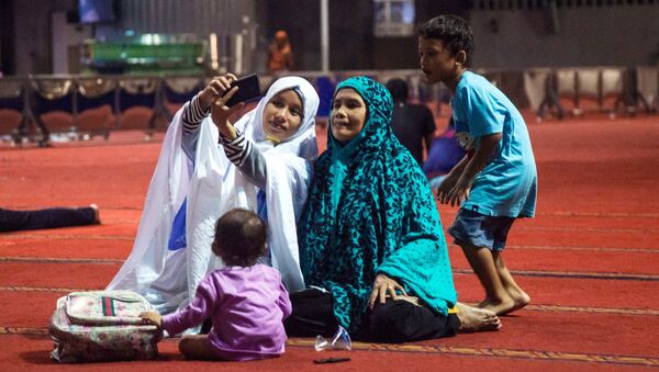 Женщины в мечети Истикляль в Джакарте