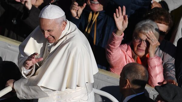 Папа Римский Франциск во время общей аудиенции на площади Святого Петра в Ватикане
