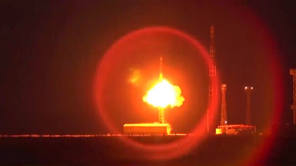 Запуск межконтинентальной баллистической ракеты РС-12М Тополь