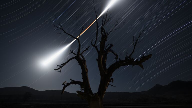 Работа фотографа Chuanjin Su Eclipsed Moon Trail. Конкурс Insight Astronomy Photographer of the year 2018