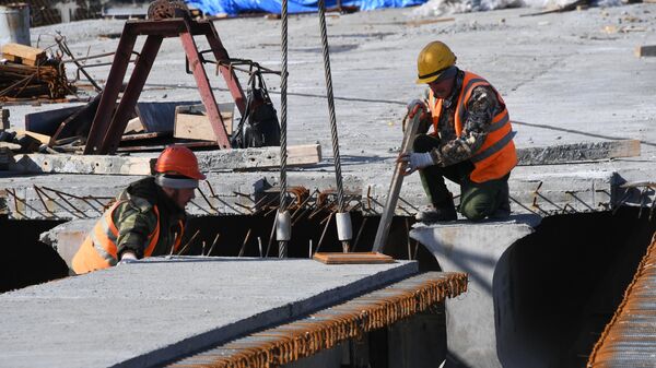 Рабочие на месте строительства моста через реку Литовка на трассе Артем – Находка – порт Восточный компанией Примавтодор