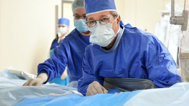 Врачи во время операции в Федеральном центре сердечно-сосудистой хирургии в Челябинске. Архивное фото