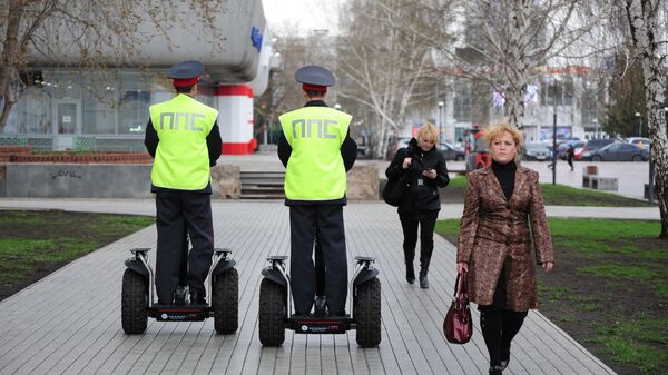 Сотрудники патрульно-постовой службы УВД Набережных Челнов патрулируют одну из улиц города на электрических скутерах
