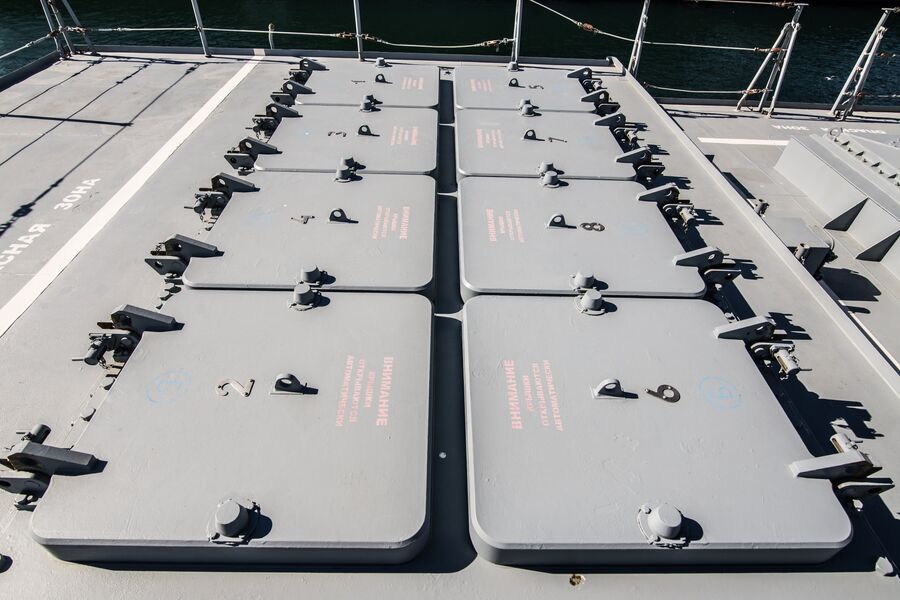 Крышки пусковой установки универсального корабельного стрельбового комплекса Калибр на фрегате Адмирал Макаров