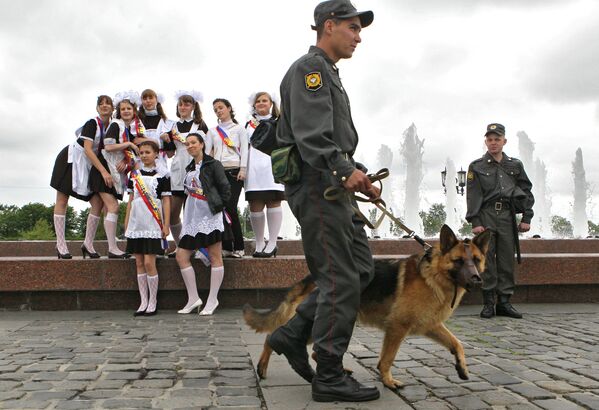 Выпускники московских школ гуляют на Поклонной горе в праздник Последнего звонка