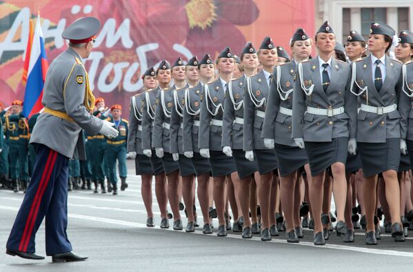 Сотрудницы МВД России проходят по Дворцовой площади во время генеральной репетиции парада в честь 66-й годовщины Победы в Великой Отечественной войне
