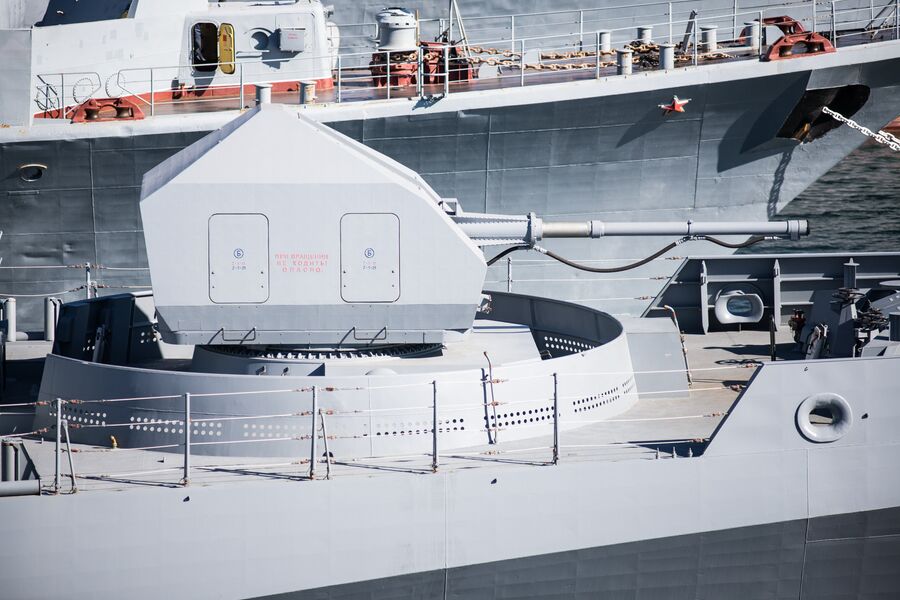 Носовая 100-миллиметровая артиллерийская установка на фрегате Адмирал Макаров