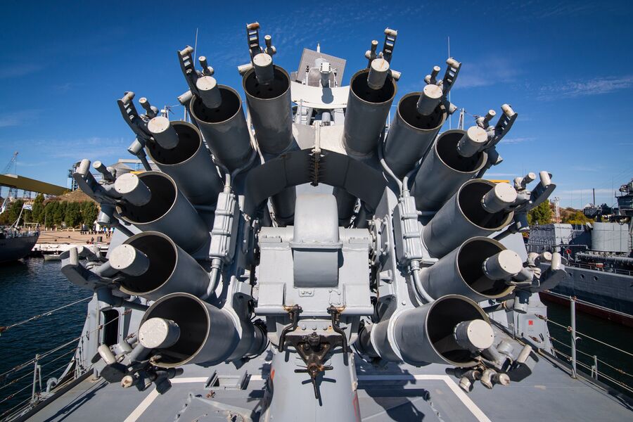 Реактивный бомбомет РБУ-6000 Смерч-2 на фрегате Адмирал Макаров