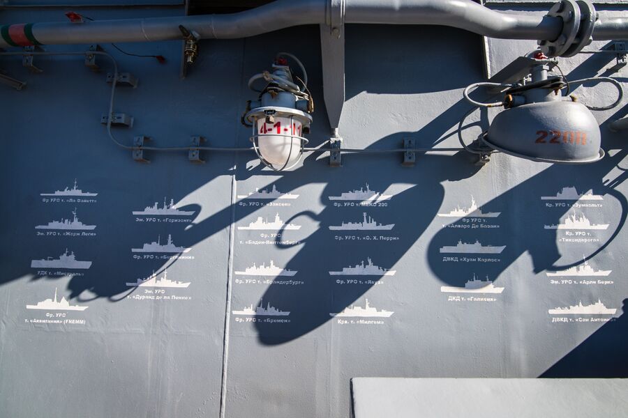 Силуэты кораблей НАТО на ходовом мостике фрегата Адмирал Макаров