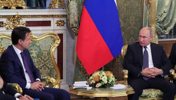 Владимир Путин и премьер-министр Италии Джузеппе Конте во время встречи. 24 октября 2018