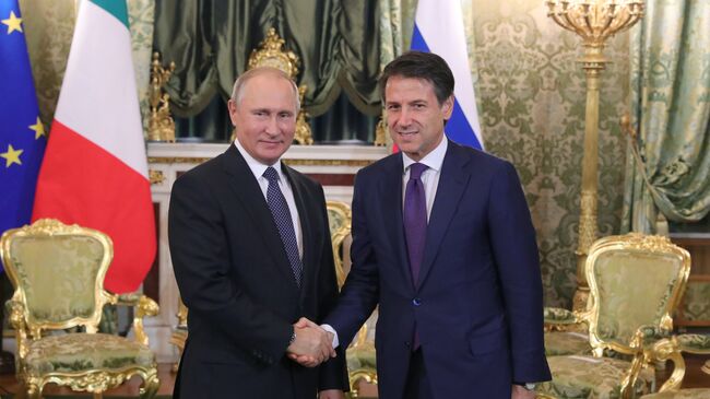 Владимир Путин и премьер-министр Италии Джузеппе Конте во время встречи. 24 октября 2018