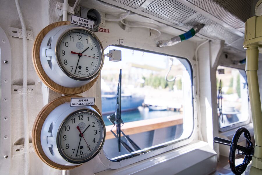 Часы на ходовом мостике фрегата Адмирал Макаров - московское и корабельное время