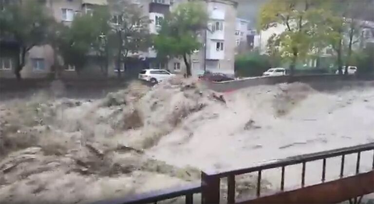 Последствия ливня в Туапсе. Стоп-кадр видео очевидца Последствия ливня в Туапсе. Стоп-кадр видео очевидца