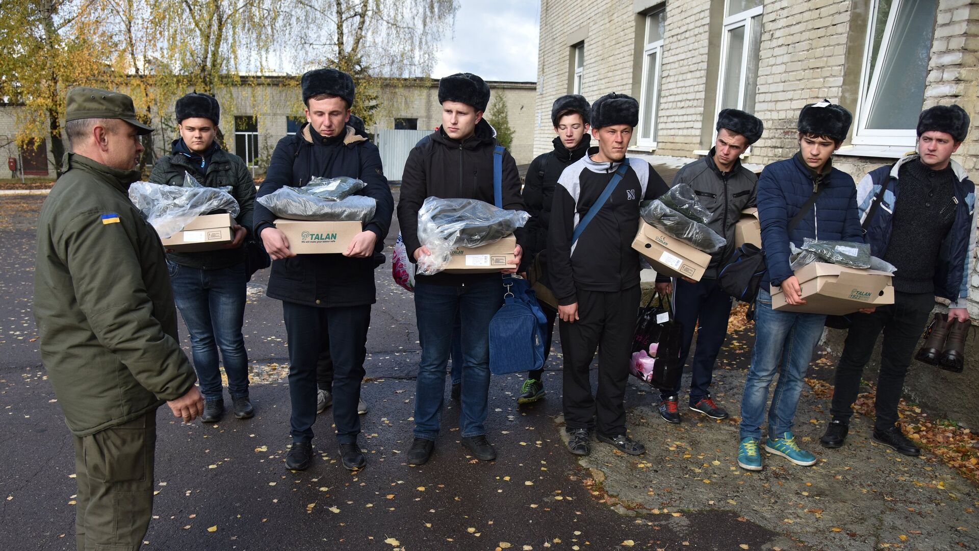 Прибытие призывников в одну из воинских частей Нацгвардии Украины во Львове - РИА Новости, 1920, 27.12.2022