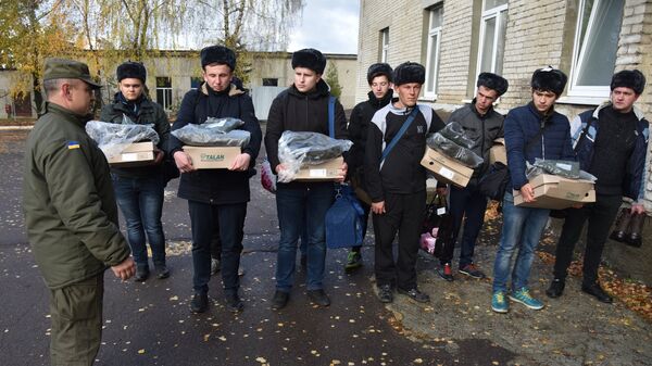 Прибытие призывников в одну из воинских частей Нацгвардии Украины во Львове