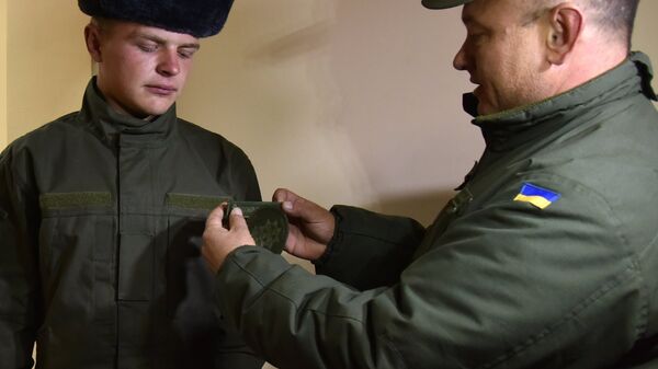Получение обмундирования призывником, прибывшим в одну из воинских частей Нацгвардии Украины во Львове. Архивное фото