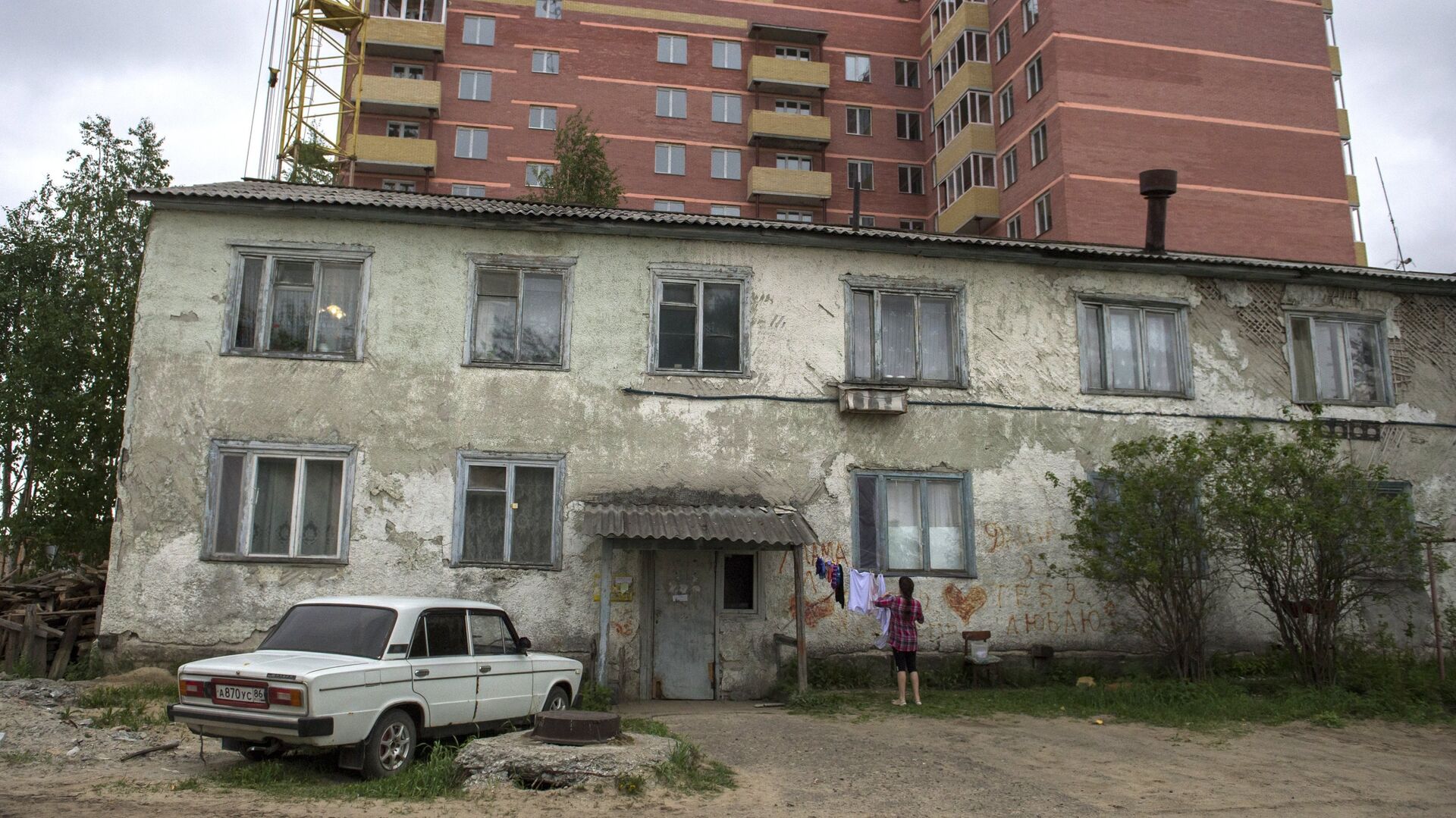 Ветхий жилой дом на фоне новостройки  - РИА Новости, 1920, 24.06.2021