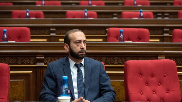 Исполняющий обязанности первого вице-премьера Арарат Мирзоян во время парламентских слушаний