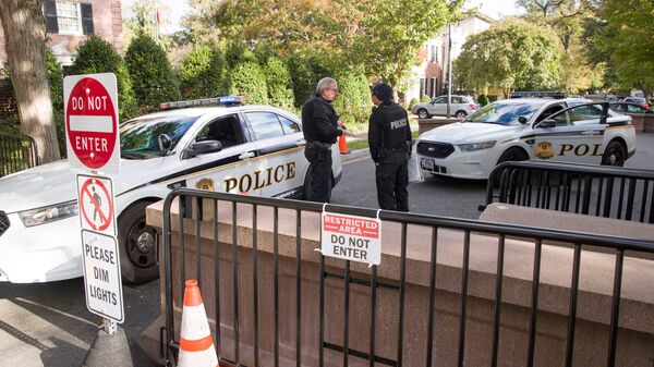 Полицейские на дороге, которая ведет к дому бывшего президента Барака Обамы в Вашингтоне