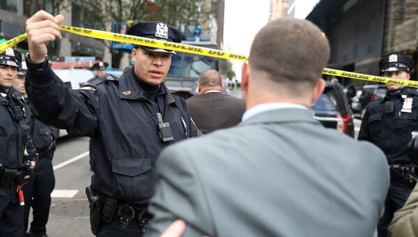 Полиция у здания Time Warner Center в Нью-Йорке, где расположена телекомпания CNN