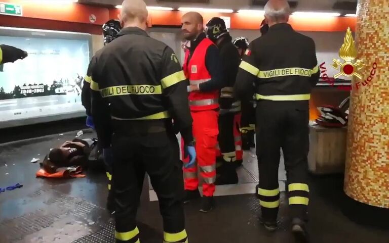 Медики оказывают помощь пострадавшему при обрушении эскалатора на станции метро Repubblica в центре Рима