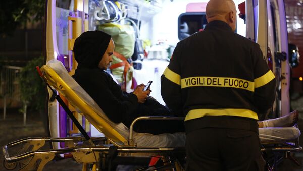 Медики оказывают помощь пострадавшему при обрушении эскалатора на станции метро Repubblica в центре Рима