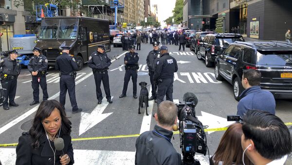 Полиция у здания Time Warner Center в Нью-Йорке, где расположена телекомпания CNN. 24 октября 2018