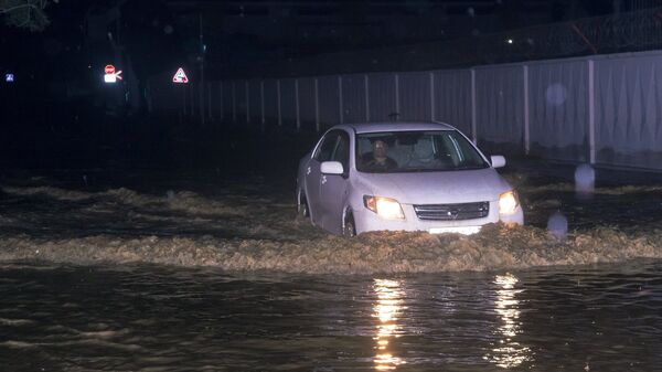 Автомобиль на улице в Туапсе, подтопленной в результате сильных дождей