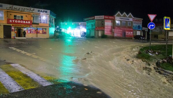 Улица в Туапсе, подтопленная в результате сильных дождей