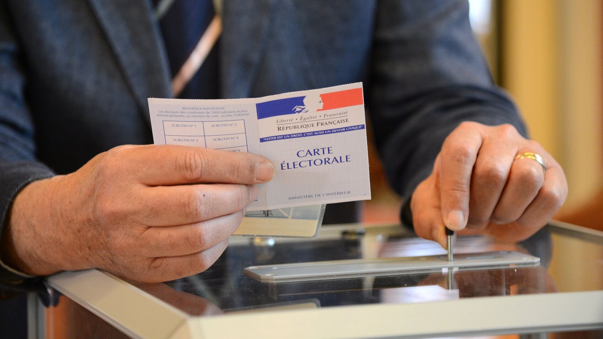 Голосование во время тура президентских выборов во Франции на избирательном участке в коммуне Ле-Туке департамента Па-де-Кале - РИА Новости, 1920, 24.04.2022