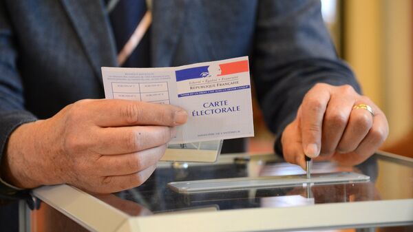 Голосование во время первого тура президентских выборов во Франции
