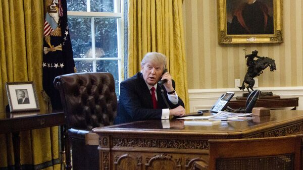 Дональд Трамп во время телефонного разговора