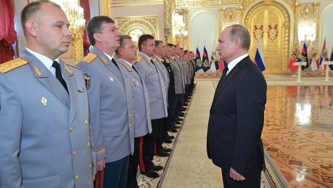 Президент РФ Владимир Путин во время встречи с высшими офицерами и прокурорами по случаю их назначения на вышестоящие должности. 25 октября 2018